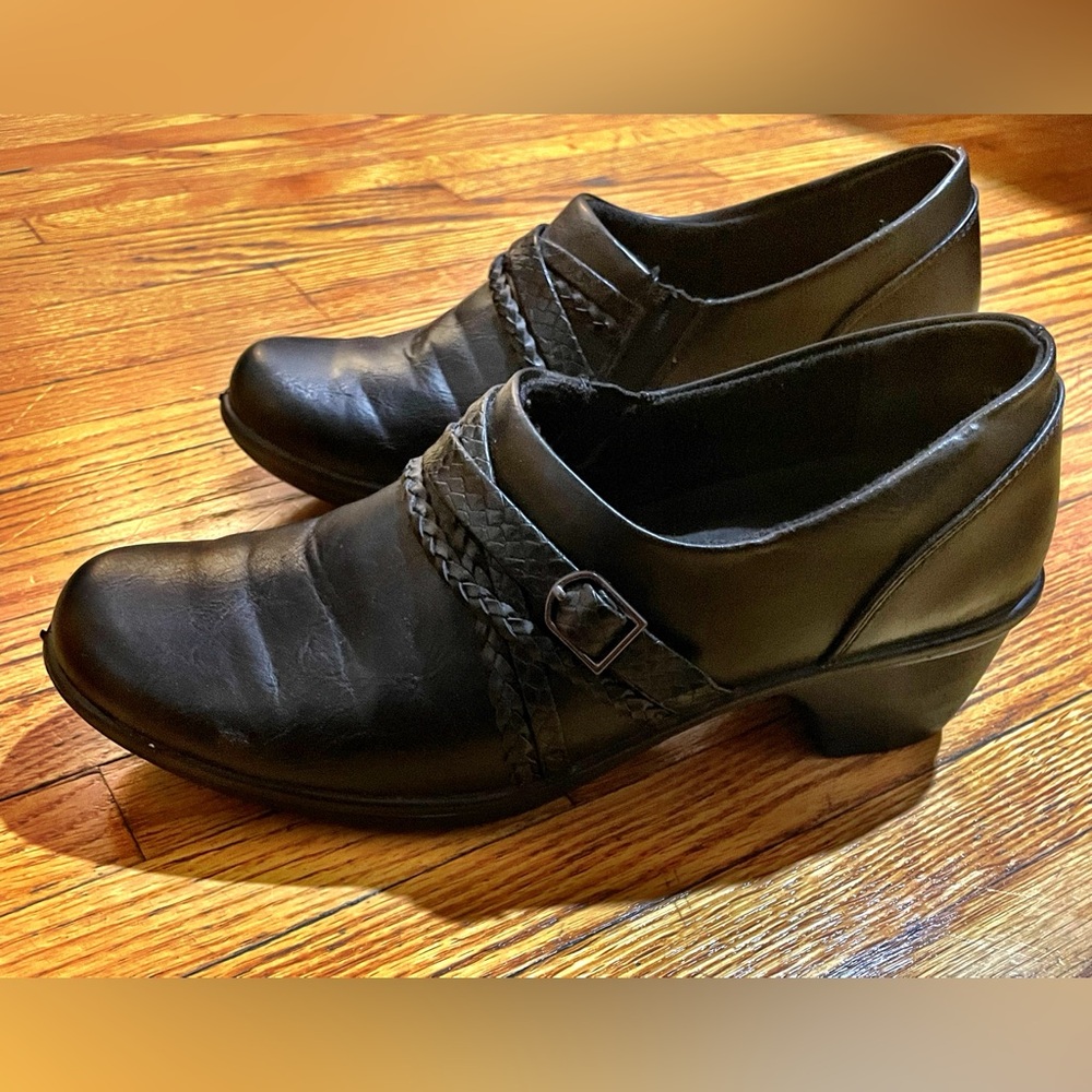 Clarks Slip On Shoes Women's 8 Black Leather Slip On Cushioned Block Heel